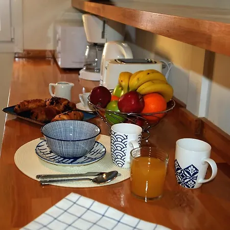 아파트 The Bluehouse - Spacious Floor Flat With Parking, By Mon Repos *