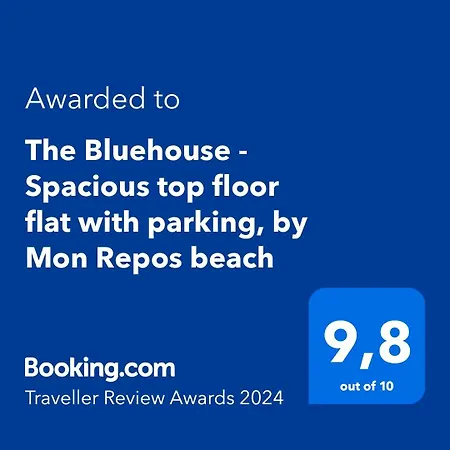 The Bluehouse - Spacious Floor Flat With Parking, By Mon Repos 아파트