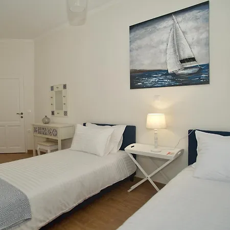 The Bluehouse - Spacious Floor Flat With Parking, By Mon Repos Apartment *