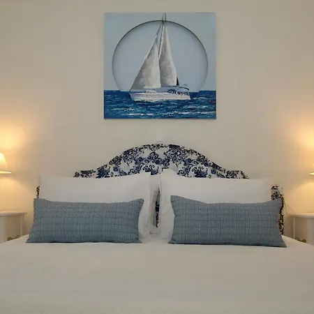 The Bluehouse - Spacious Floor Flat With Parking, By Mon Repos Apartamento