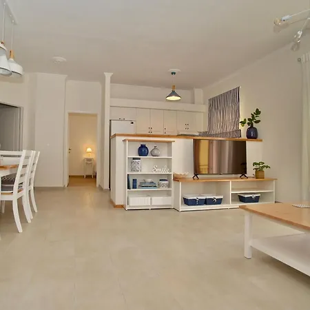 The Bluehouse - Spacious Floor Flat With Parking, By Mon Repos Apartamento *