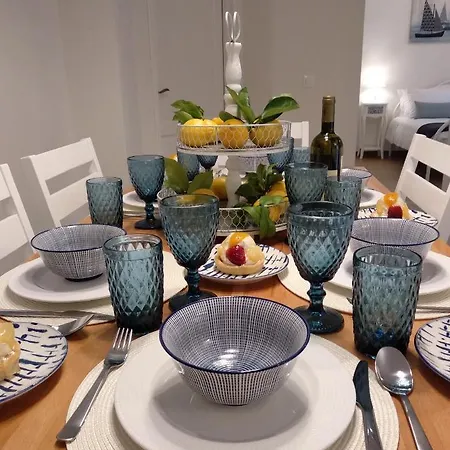 Apartamento The Bluehouse - Spacious Floor Flat With Parking, By Mon Repos