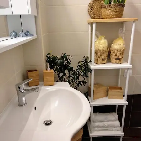 Apartamento The Bluehouse - Spacious Floor Flat With Parking, By Mon Repos