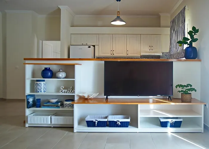 The Bluehouse - Spacious Floor Flat With Parking, By Mon Repos *