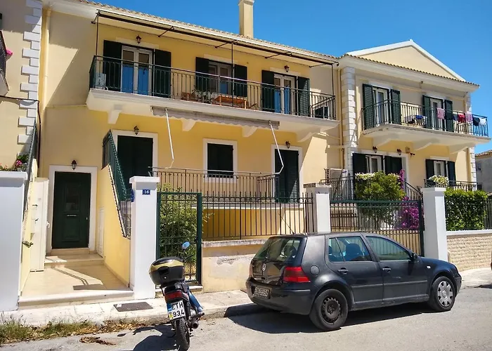 The Bluehouse - Spacious Floor Flat With Parking, By Mon Repos