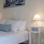 The Bluehouse - Spacious Floor Flat With Parking, By Mon Repos شقة *