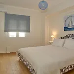 Daire The Bluehouse - Spacious Floor Flat With Parking, By Mon Repos *