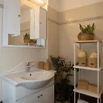 Daire The Bluehouse - Spacious Floor Flat With Parking, By Mon Repos *