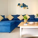 Daire The Bluehouse - Spacious Floor Flat With Parking, By Mon Repos