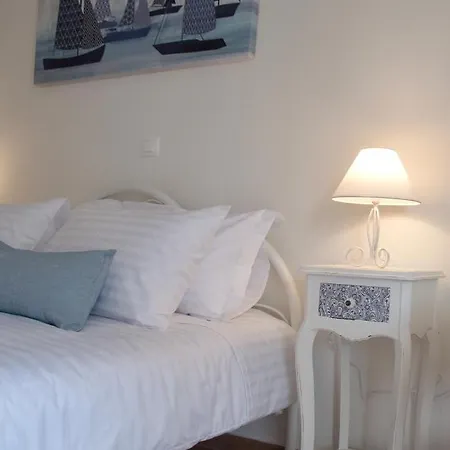 The Bluehouse - Spacious Floor Flat With Parking, By Mon Repos דירה *