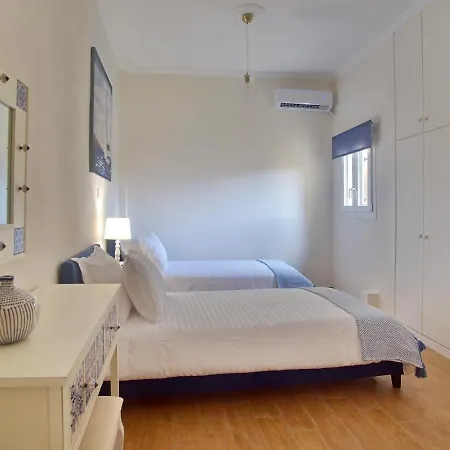 The Bluehouse - Spacious Floor Flat With Parking, By Mon Repos דירה Corfu (city)
