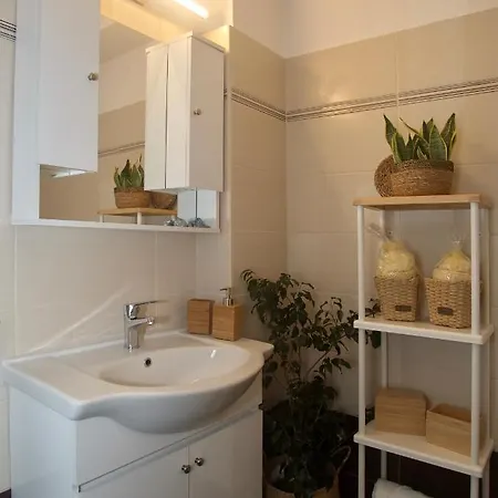 דירה The Bluehouse - Spacious Floor Flat With Parking, By Mon Repos *