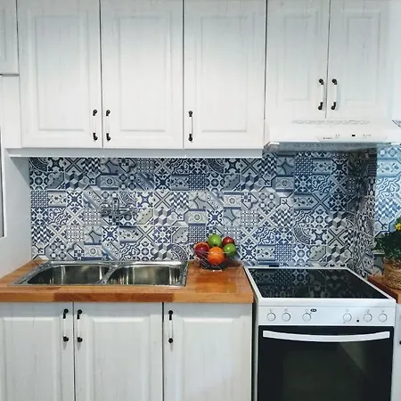 דירה The Bluehouse - Spacious Floor Flat With Parking, By Mon Repos *
