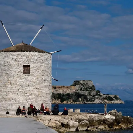The Bluehouse - Spacious Floor Flat With Parking, By Mon Repos Διαμέρισμα *
