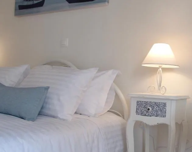 The Bluehouse - Spacious Floor Flat With Parking, By Mon Repos Apartment *