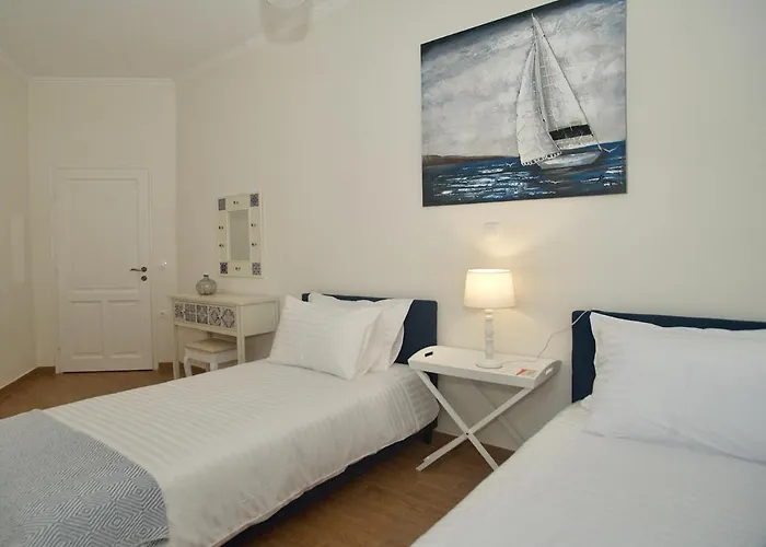 The Bluehouse - Spacious Floor Flat With Parking, By Mon Repos Apartment *