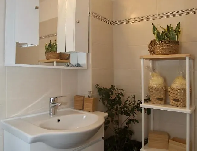 Apartment The Bluehouse - Spacious Floor Flat With Parking, By Mon Repos *
