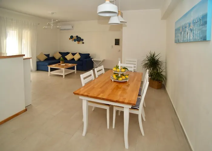 The Bluehouse - Spacious Floor Flat With Parking, By Mon Repos * Corfu (city)