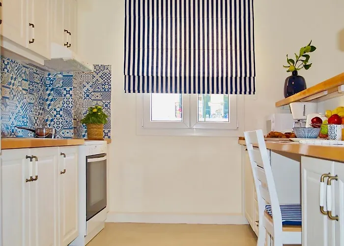 The Bluehouse - Spacious Floor Flat With Parking, By Mon Repos *