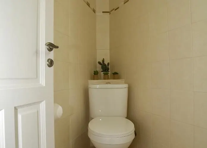The Bluehouse - Spacious Floor Flat With Parking, By Mon Repos
