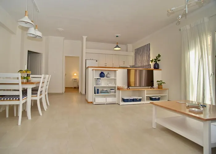The Bluehouse - Spacious Floor Flat With Parking, By Mon Repos Apartment *