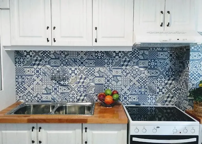 Apartment The Bluehouse - Spacious Floor Flat With Parking, By Mon Repos *