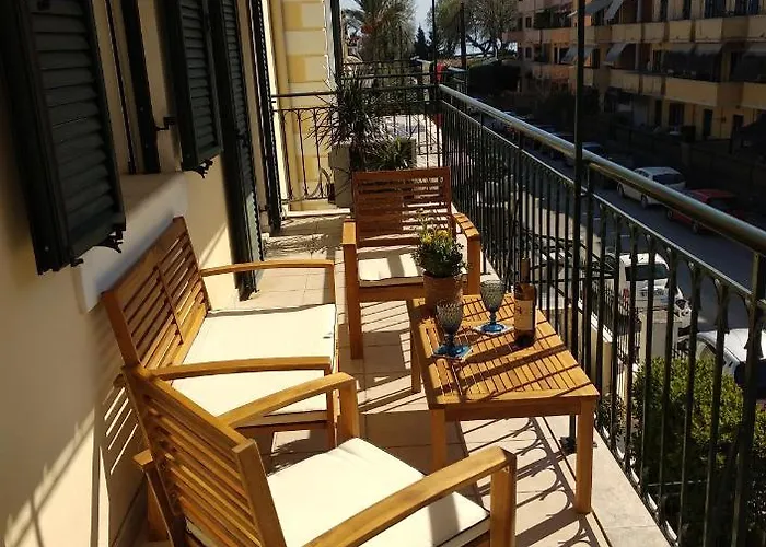 The Bluehouse - Spacious Floor Flat With Parking, By Mon Repos *
