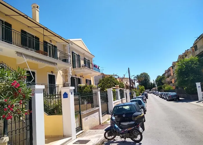 The Bluehouse - Spacious Floor Flat With Parking, By Mon Repos *